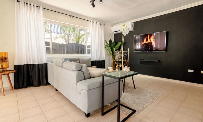 Bubali Casa | Spectacular 8 br Villa with Pool & Garden Close to Super Food.