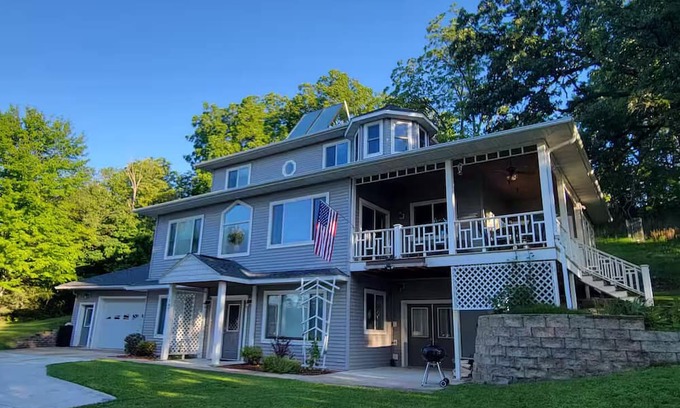 Decorah Apartamento | Modern Comfort Riverview Stay