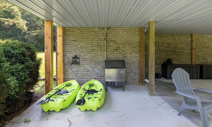 Double Springs Casa | Welcome to The Lazy Buoy, a peaceful getaway nestled on the shores of Smith Lake