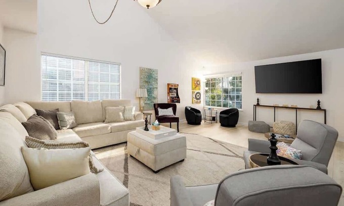 Rancho Bernardo Casa | 5 Bedroom Home With Firepit