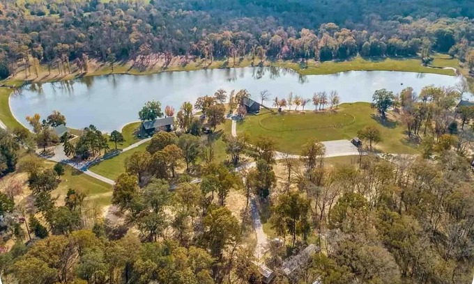 Van Zandt County Casa | Premier country house with top amenities in Ben Wheeler near Canton Trade Days
