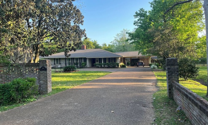 Clarksdale Casa | Clarksdale Retreat with Pool/Sauna - Sleeps 13