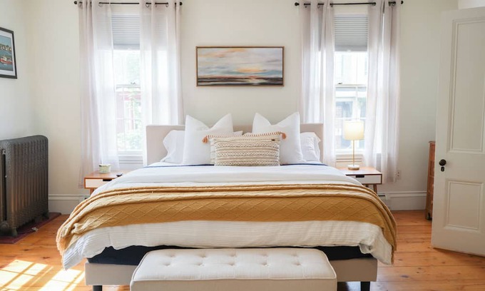 West End Apartamento | Amazing West End apartment walkable to downtown and the waterfront.