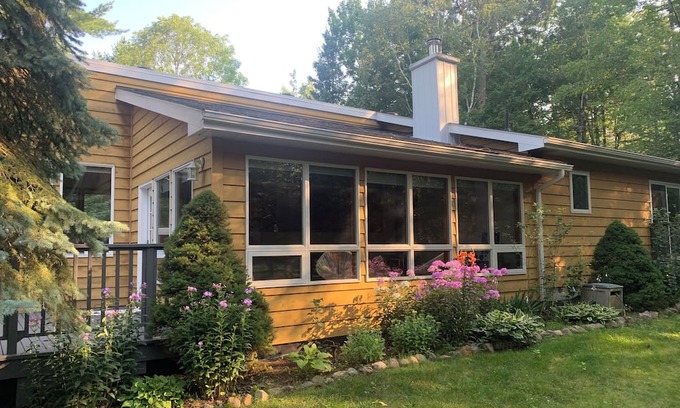 Tiny Cabaña | clean all seasons cottage & pet friendly close to beaches