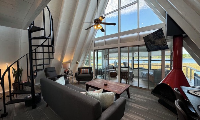 Carrabelle Casa | 2/2 A-Frame on Carrabelle River w/Private Dock, 3 mins to the Beach & Boat Ramps