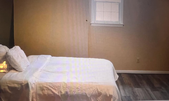 Anniston Casa | Deep stairs Loft with Wi-Fi, AC in charming Anniston