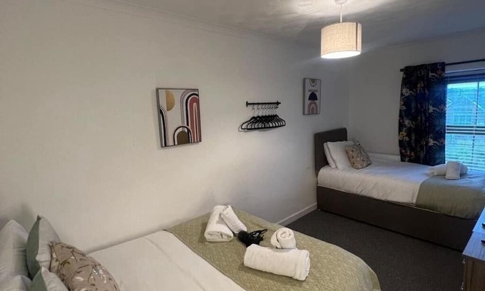 Clydach Casa | 4 Rooms, Private Parking