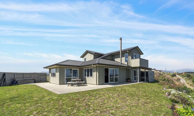 Waikawa Beach Casa | Seamless Serenity : Modern House in Nature's Lap