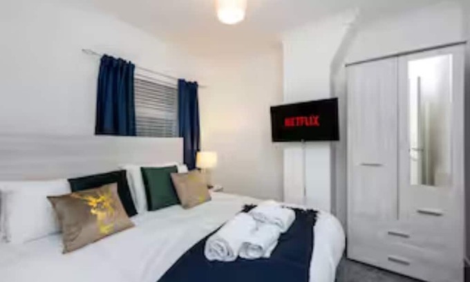 Morriston Casa | King Beds, Street Parking, Smart Tv's every room!