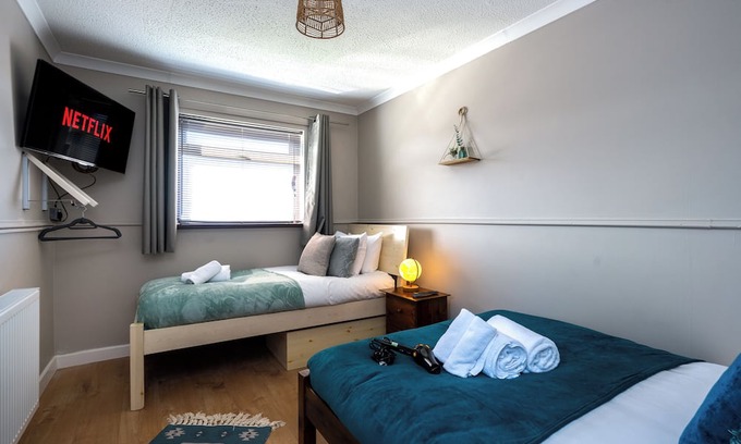 Llandarcy Casa | Parking, Garden, Stunning Views