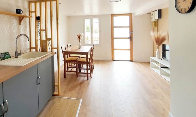 Saint-Genis-Laval Apartamento | Quiet, detached T2 apartment/10 min from Lyon Centre/Private car park/Terrace