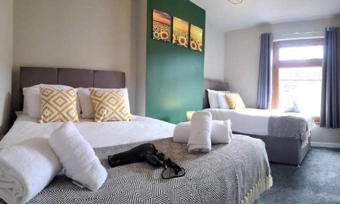 Port Talbot Casa | 3 Double Beds, 4 Rooms, Sleeps 8