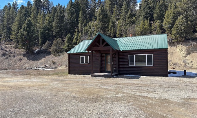 White Sulphur Springs Cabina | Cabin in the Little Belt Mountains