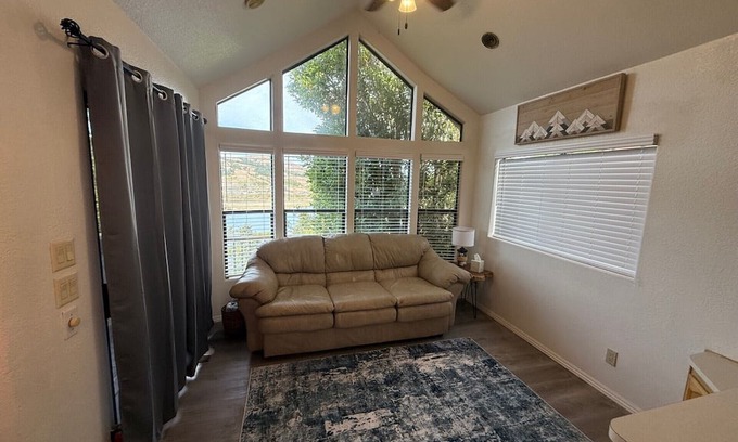 Gold Beach Cabina | The Black Bear Cabin #48