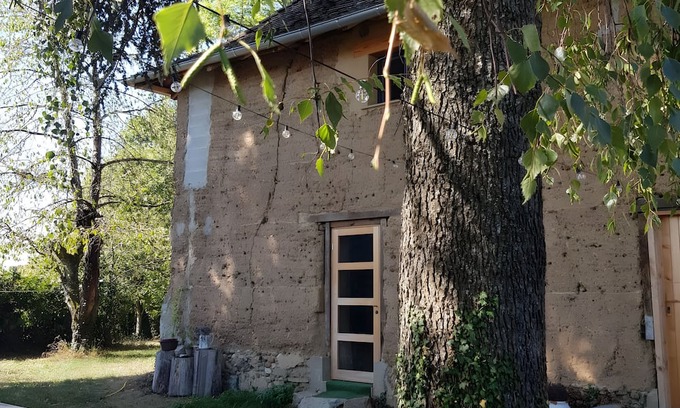 Les Abrets en Dauphine Cabaña | Cottage 'Les Petites Bottes' with Mountain View and Private Garden
