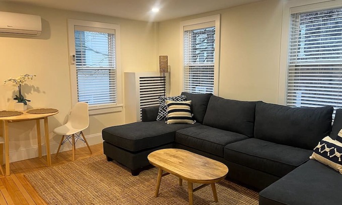 Off Broadway Condominio | Charming 1-bedroom condo with WiFi, AC in Newport, Walk to Everything