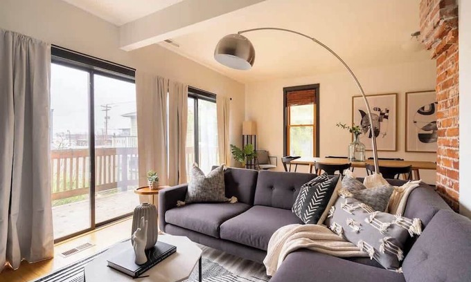 Uptown Apartamento | Scandinavian Loft ~ Local Espresso & Boutiques