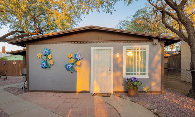 Tucson Cabaña | Charming 1-bedroom cottage in a central location with WiFi and private backyard