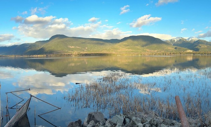Lakelse Cabina | Cozy Semi-Off Grid waterfront Cottage with spacious property - Pet Friendly