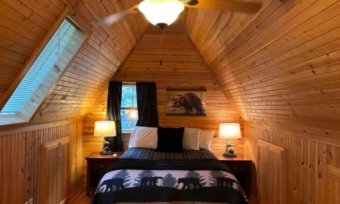 Harrison Cabina | A Still Point Cabin and HOT TUB!