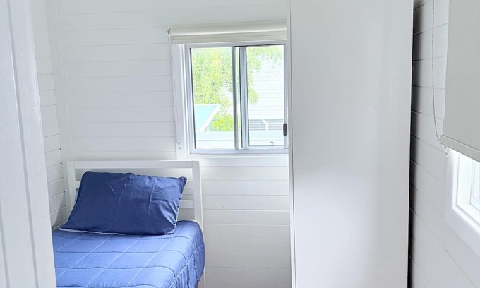Emu Park Complejo | Beach Dorm accommodation with shared toilet & shower