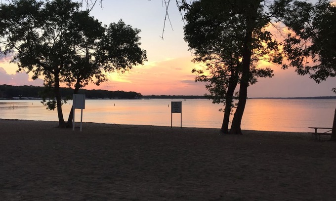 West Okoboji Casa | Hoist available for boats up to 25 ft. Charming 2BR house in lovely W. Okoboji