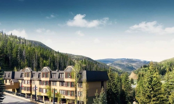 Highland Meadows Condominio | Enjoy a 3 Day Fall Weekend -2-bedroom condo at Marriott Resort in charming Vail