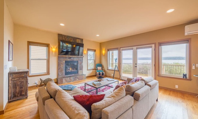 Rollingbay Casa | Waterfront Home w/Beach access!
