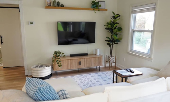 Plymouth Casa | Charming 2-bedroom house in Beautiful Downtown Plymouth - Wifi, washer/dryer