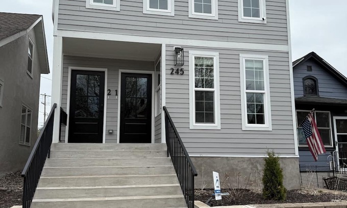 West Seventh Condominio | Charming 2-bedroom condo with WiFi, AC in downtown Saint Paul , great location.