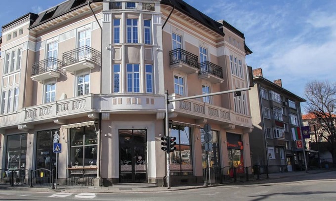 Slivek Apartamento | Hotel Corner House in lovely Lovech with WiFi, AC