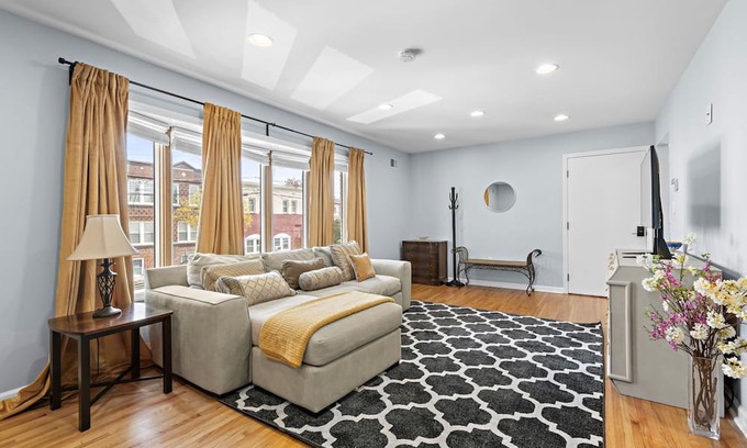 Lyndhurst Apartamento | Spacious 3BR w/Parking, Pool Access & Easy Commute to NYC – Monthly Stays