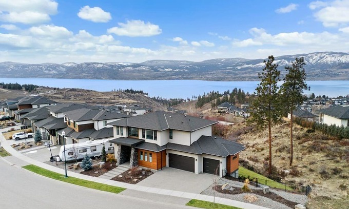 Southwest Mission Casa | Lakeview mountainside retreat with 3 bedrooms, WiFi in heavenly Kelowna