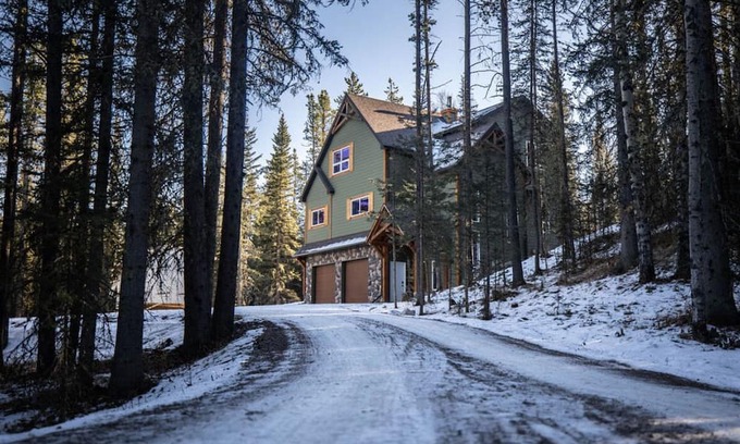 Calgary Casa | Entire 2 Bedroom Guest Suite with Laundry, Minutes from Bragg Creek!