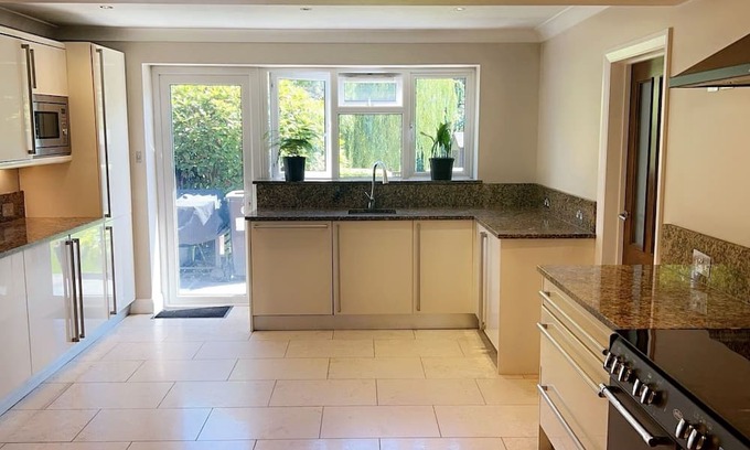 Enfield Lock Casa | Modern Canal-View 4 Bedroom Home in London