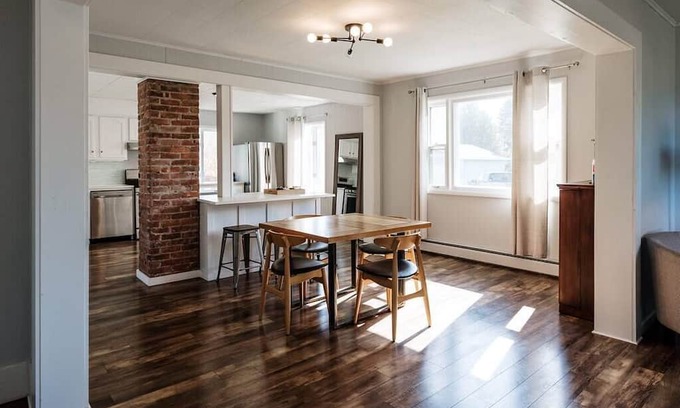 Calumet Casa | The One on Main - 3 BR House