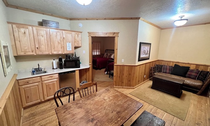 Almo Cabina | Cozy cabin 2 in at Almo Inn with AC, WiFi near City of Rocks/Castle Rocks Idaho