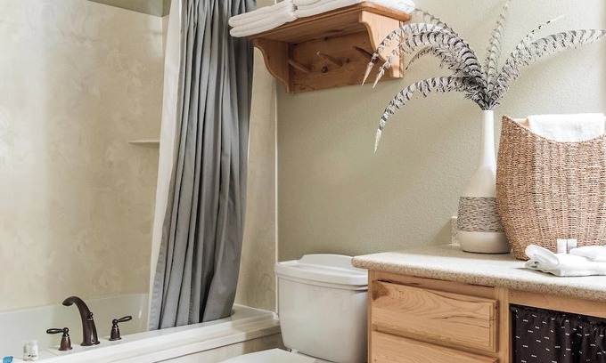 Almo Cabina | Cabin 8 at the Charming Rustic Almo Inn near City of Rocks and Castle Rock Park