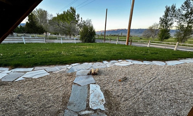 Almo Cabina | Cabin 10 Deluxe Lrg 2 Story at the Almo Inn near City of Rocks/Castle Rock Idaho