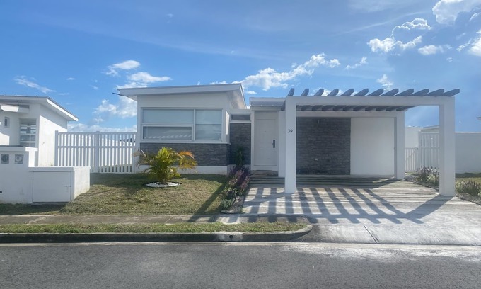El Palmar Casa | 2-bedroom family-friendly house in Las Lajas-Chame with backyard and small pool.