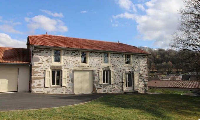 Jussac Cabaña | Charming Cottage Near Volcano Park with WiFi and Garden