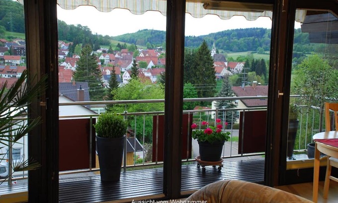 Gomadingen Apartamento | Vacation apartment with balcony and wonderful view, quiet location on the edge of the village