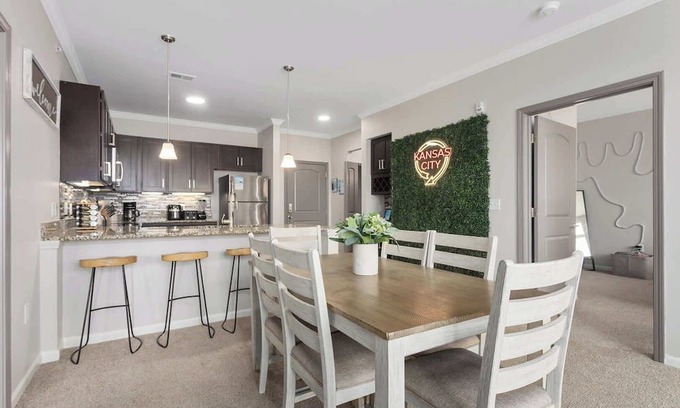 Overland Park Apartamento | Amazing Amenities min to KC King Beds!