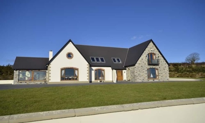 Ballymacarthur Cama Y Desayuno | Lodges Estate: Spacious Retreat for Up to 10 Guests