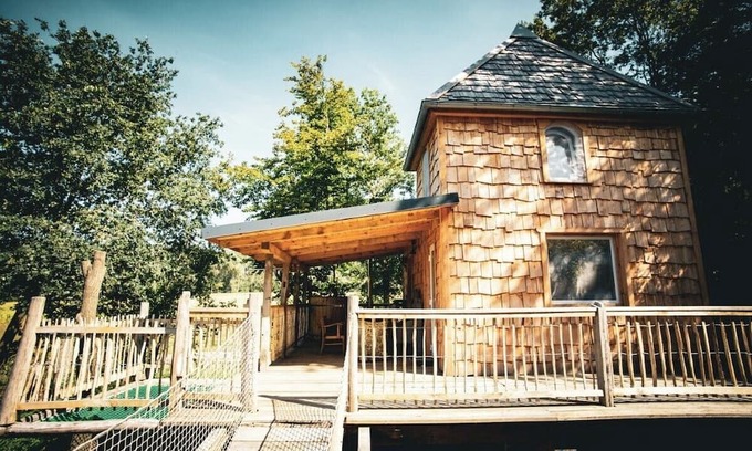 Zernien Cabina | Sustainable Picus Viridis tree house with sauna and hot tub in the countryside