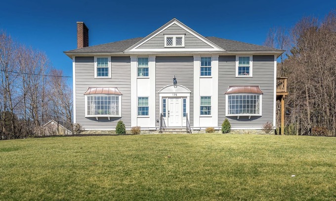 Salem Casa | Beautiful Colonial Charmer