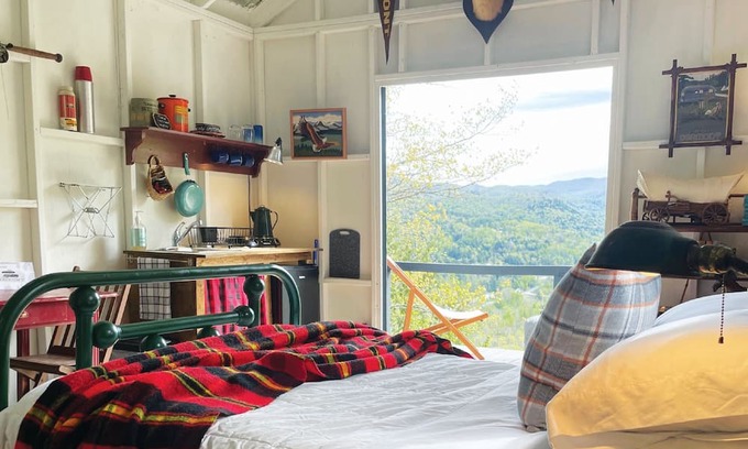 Stockbridge Cabina | 1950s "Retro" Cabin in Vermont w/ Breathtaking Views!