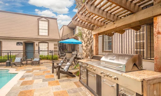 Spring Branch East Apartamento | 2-bedroom Apartment Uptown with WiFi, Fitness Room, Pool, AC, Crib, WFH friendly