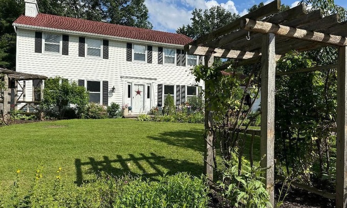 Green Bay Casa | Entertainment paradise! 4-bedroom home only 5 miles from Lambeau Field & airport