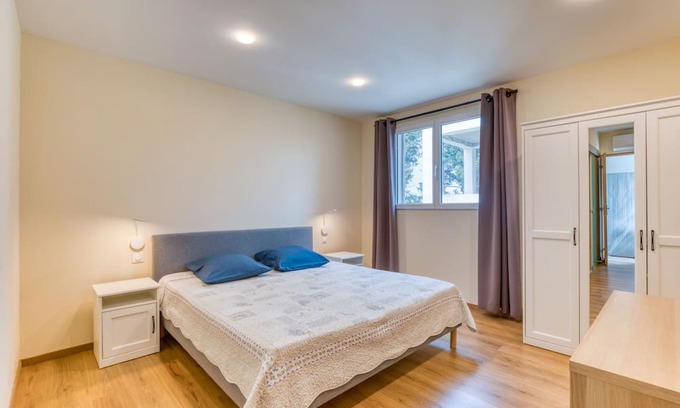 Arles Casa | Apartment 'Chambre 5' with Shared Pool, Wi-Fi and Air Conditioning